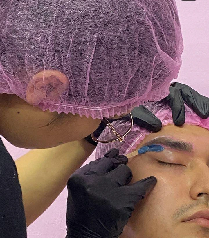 Diseño Profesional de Cejas