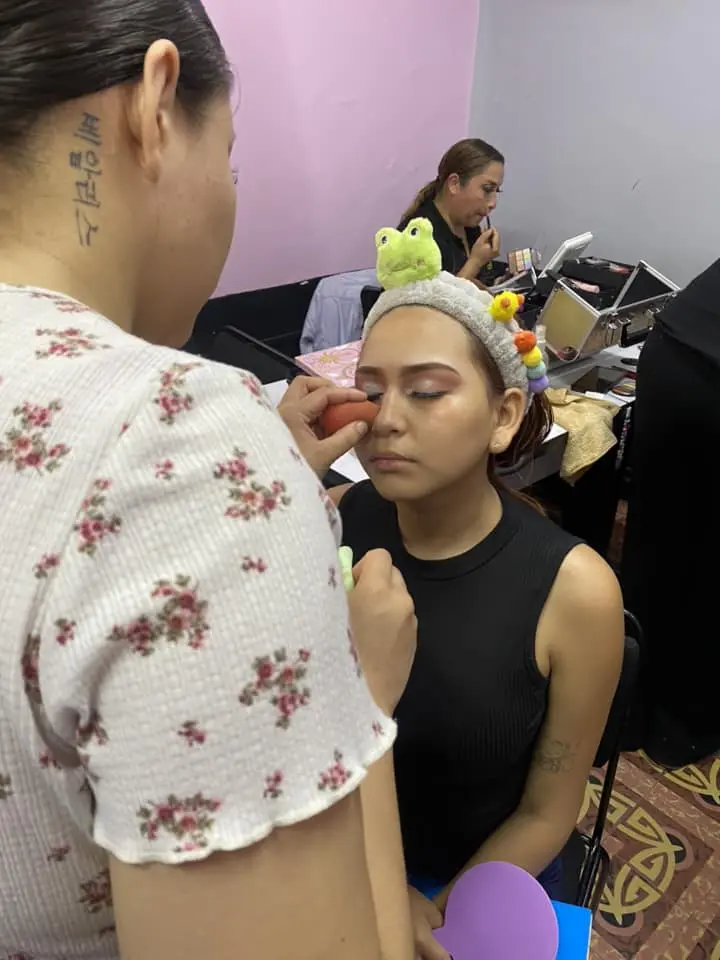Estudiantes aplicando maquillaje profesional en curso de belleza en Xalapa