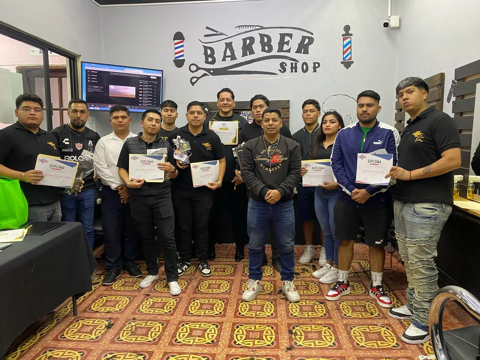 Reconocimientos entregados en curso de barbería en Cetec Xalapa