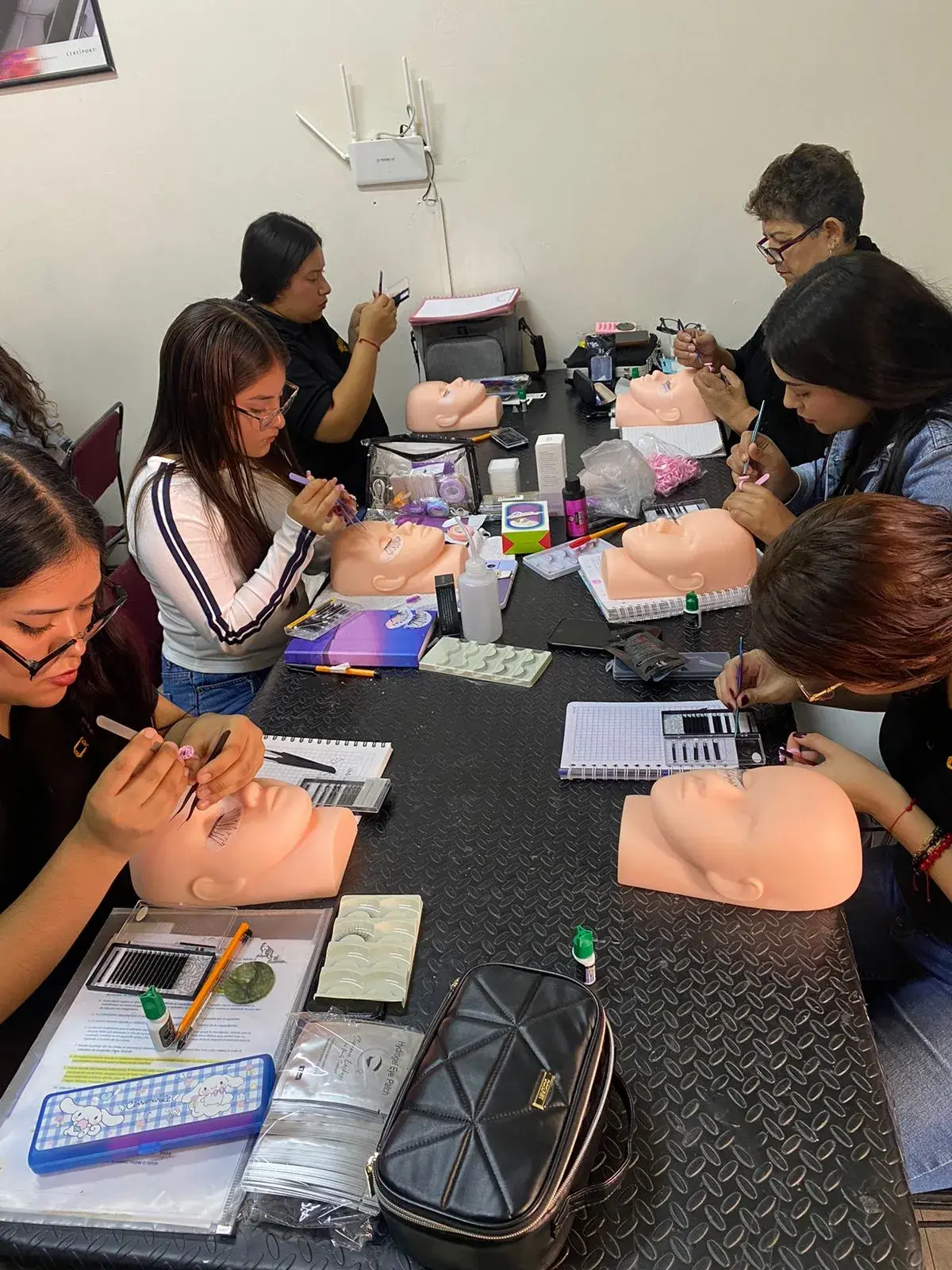 Clase práctica de aplicación de pestañas en curso de estética y belleza