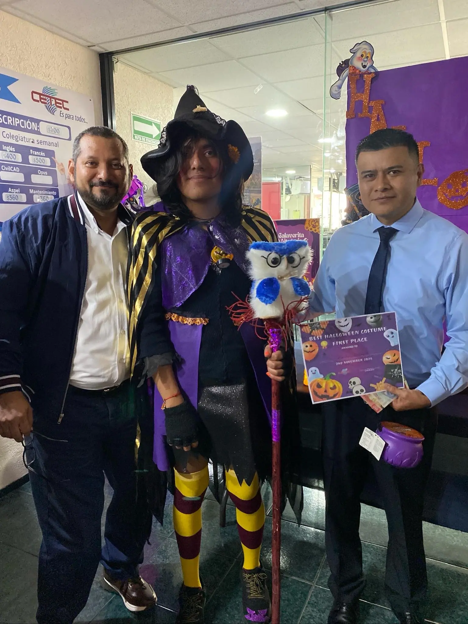 Estudiantes celebrando Halloween en la escuela de belleza y computación en Xalapa